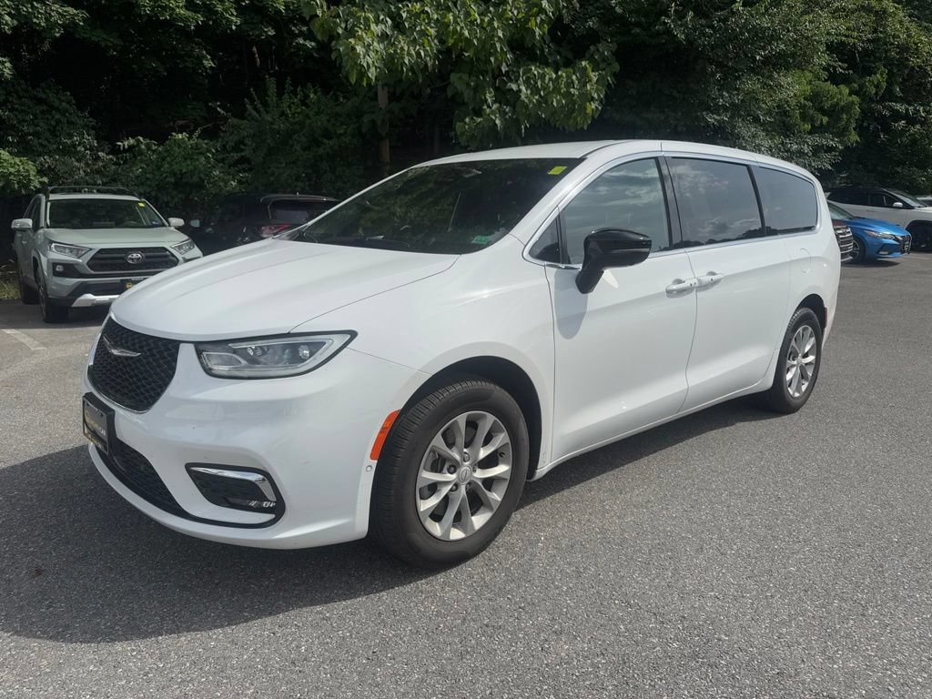 Used 2025 Chrysler Pacifica Select AWD/4WD image 3