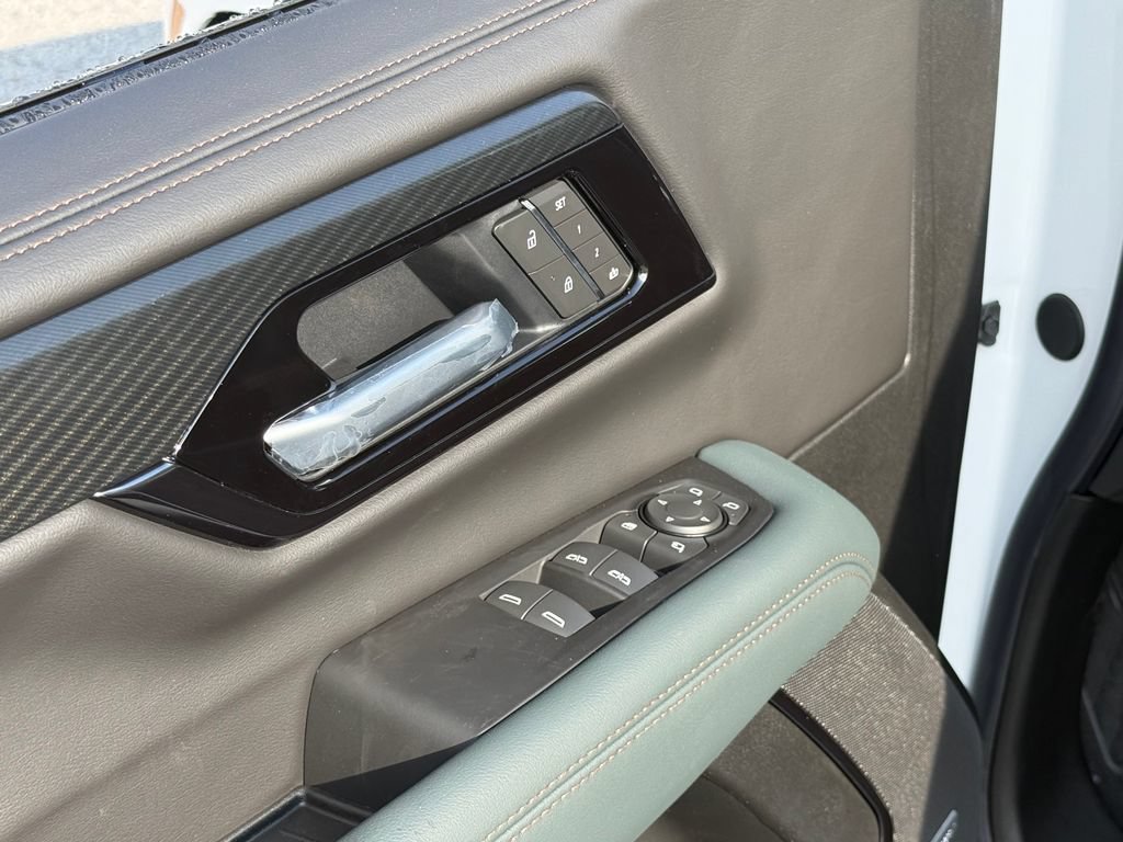 New 2026 GMC Yukon XL AT4 w/ AT4 Premium Plus Package AWD/4WD image 17