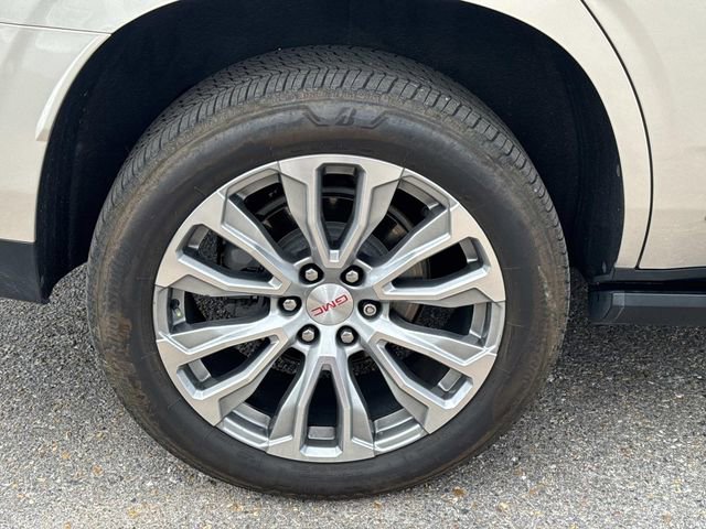 Used 2021 GMC Yukon Denali w/ Denali Premium Package image 5