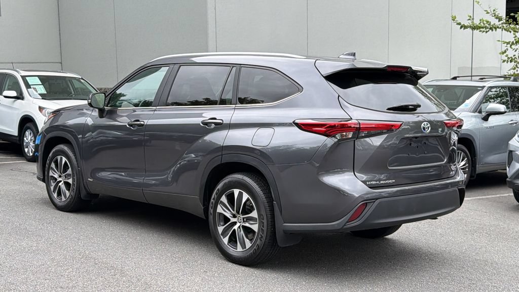 Used 2023 Toyota Highlander XLE AWD/4WD image 3
