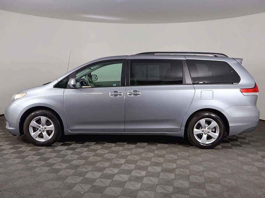 Used 2011 Toyota Sienna LE w/ Towing Pkg FWD image 14