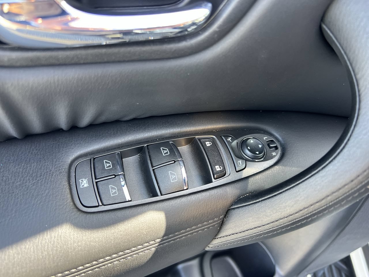 Used 2023 Nissan Armada SL w/ Captain's Chairs Package AWD/4WD image 15