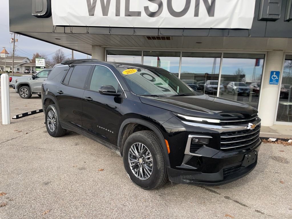 Used 2025 Chevrolet Traverse LT image 1