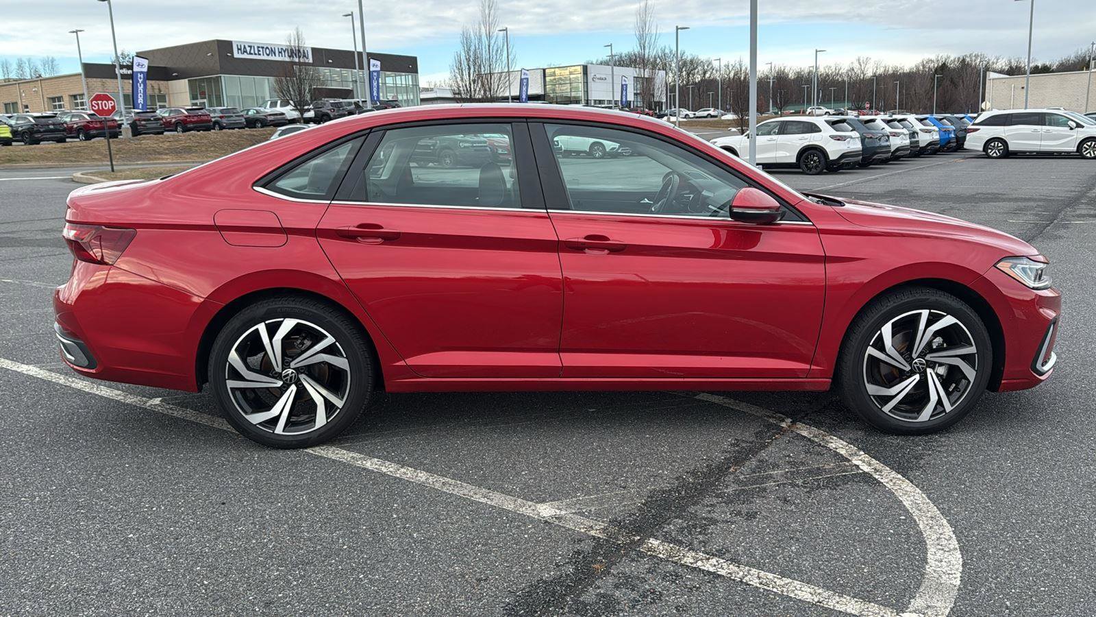 Used 2025 Volkswagen Jetta SEL image 4