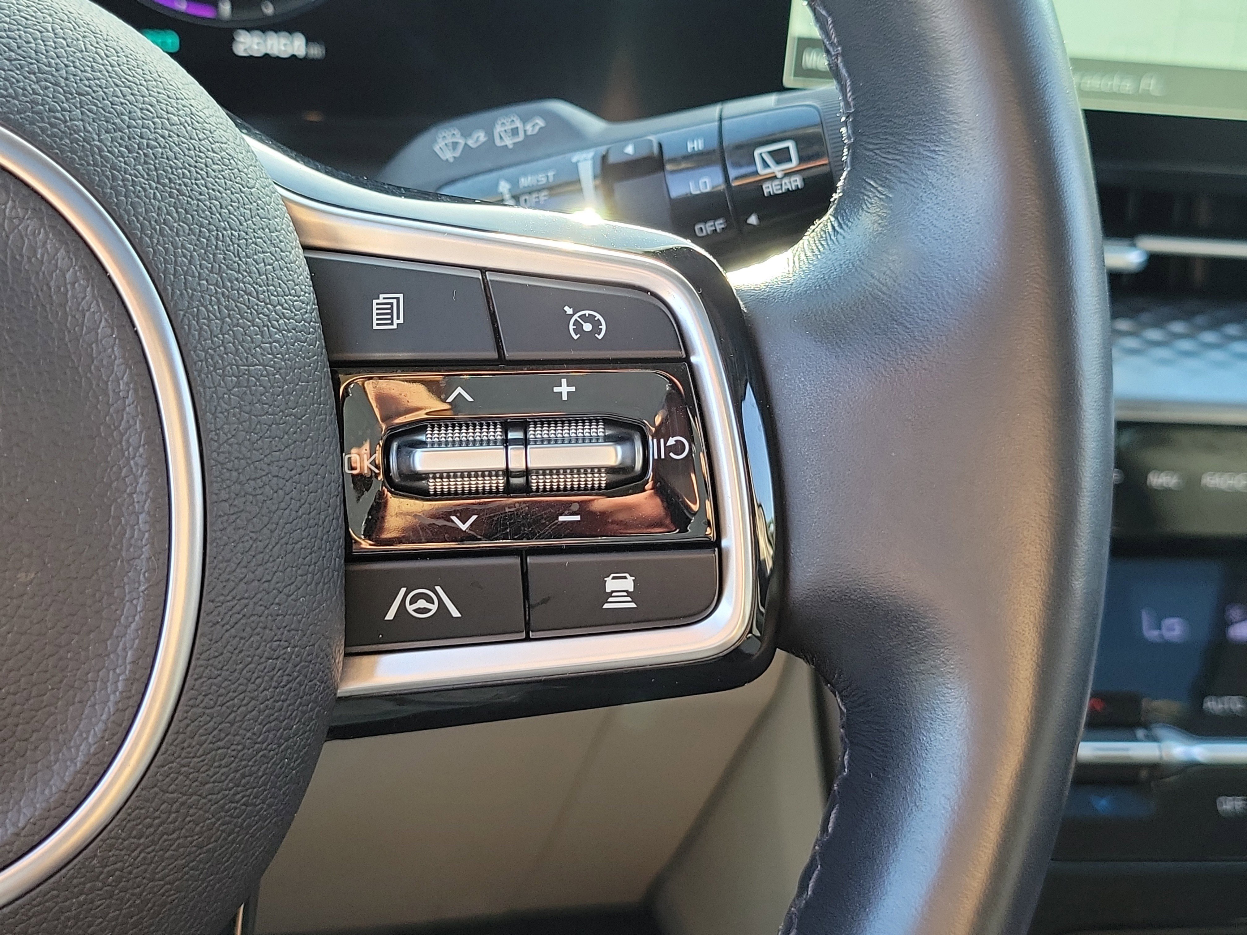 Used 2023 Kia Carnival SX Prestige image 35