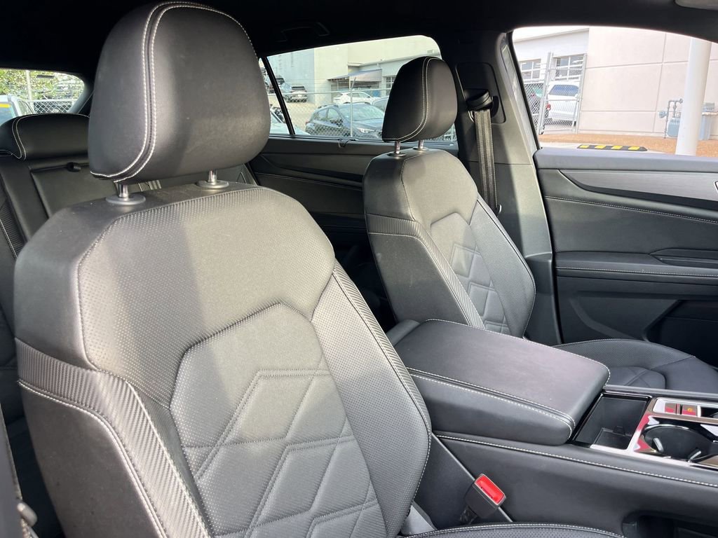 Used 2025 Volkswagen Atlas Cross Sport SE FWD image 31