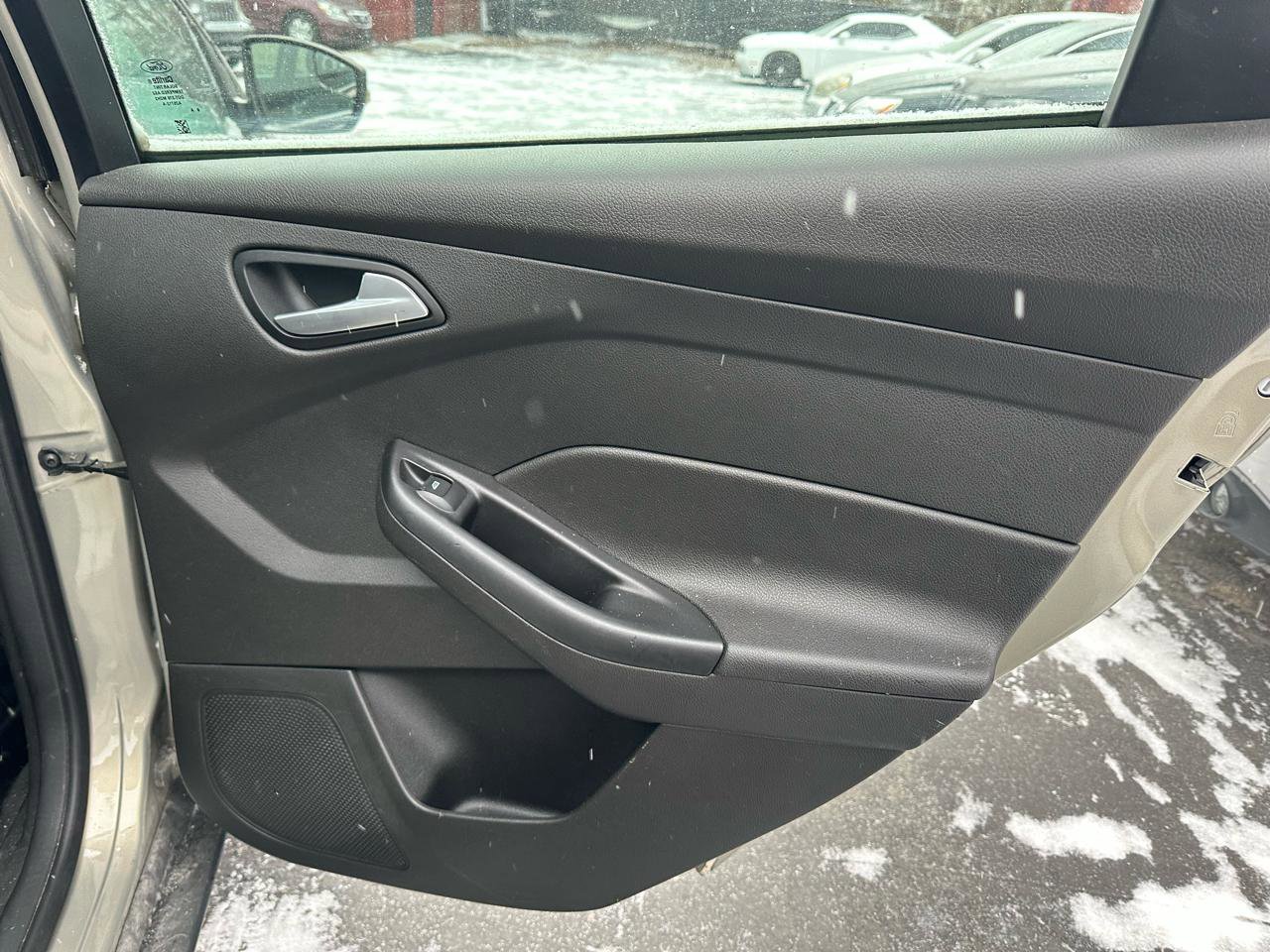 Used 2016 Ford Focus SE w/ SE Cold Weather Package image 33