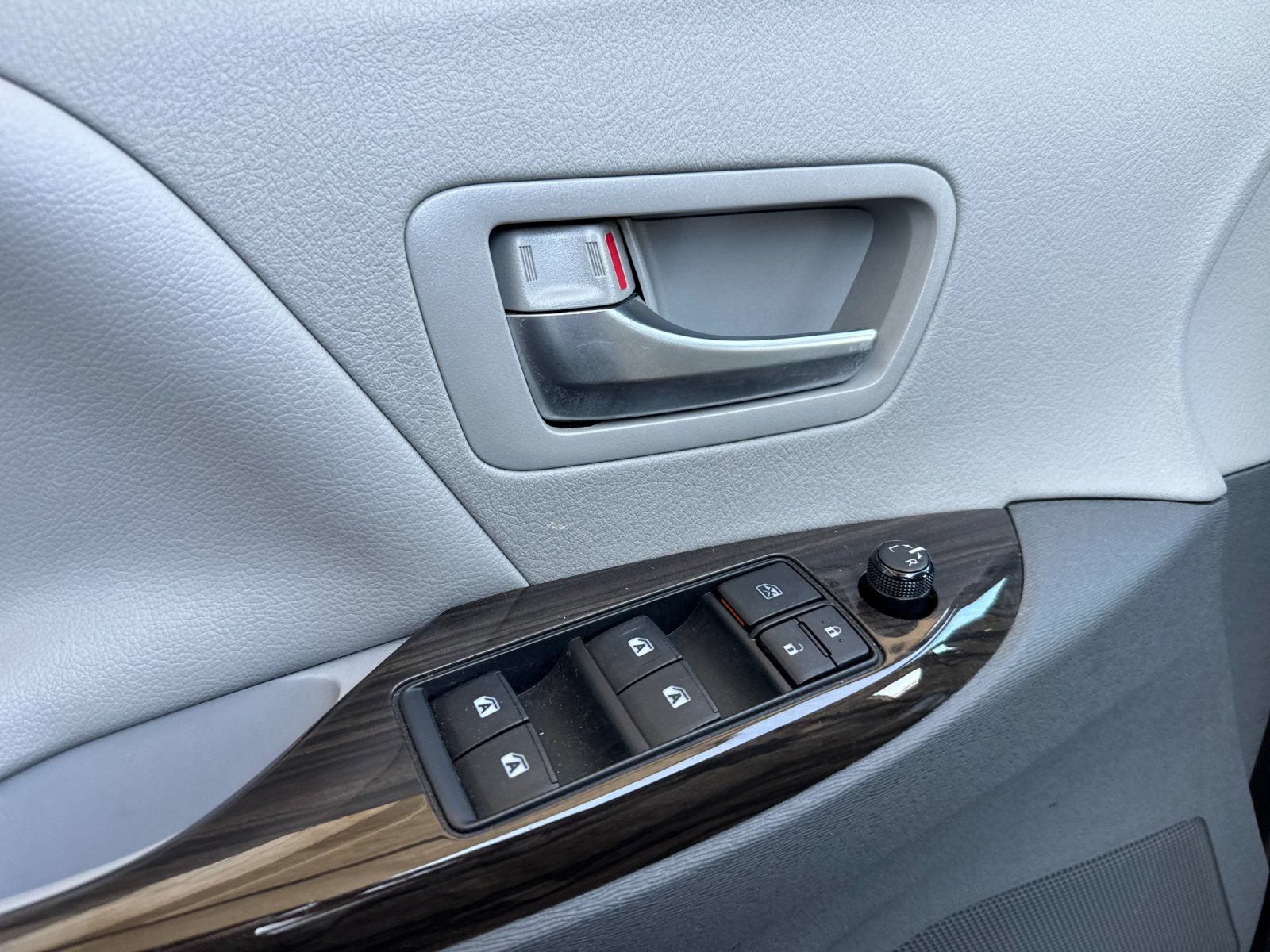 Used 2020 Toyota Sienna XLE w/ XLE Navigation Package FWD image 11