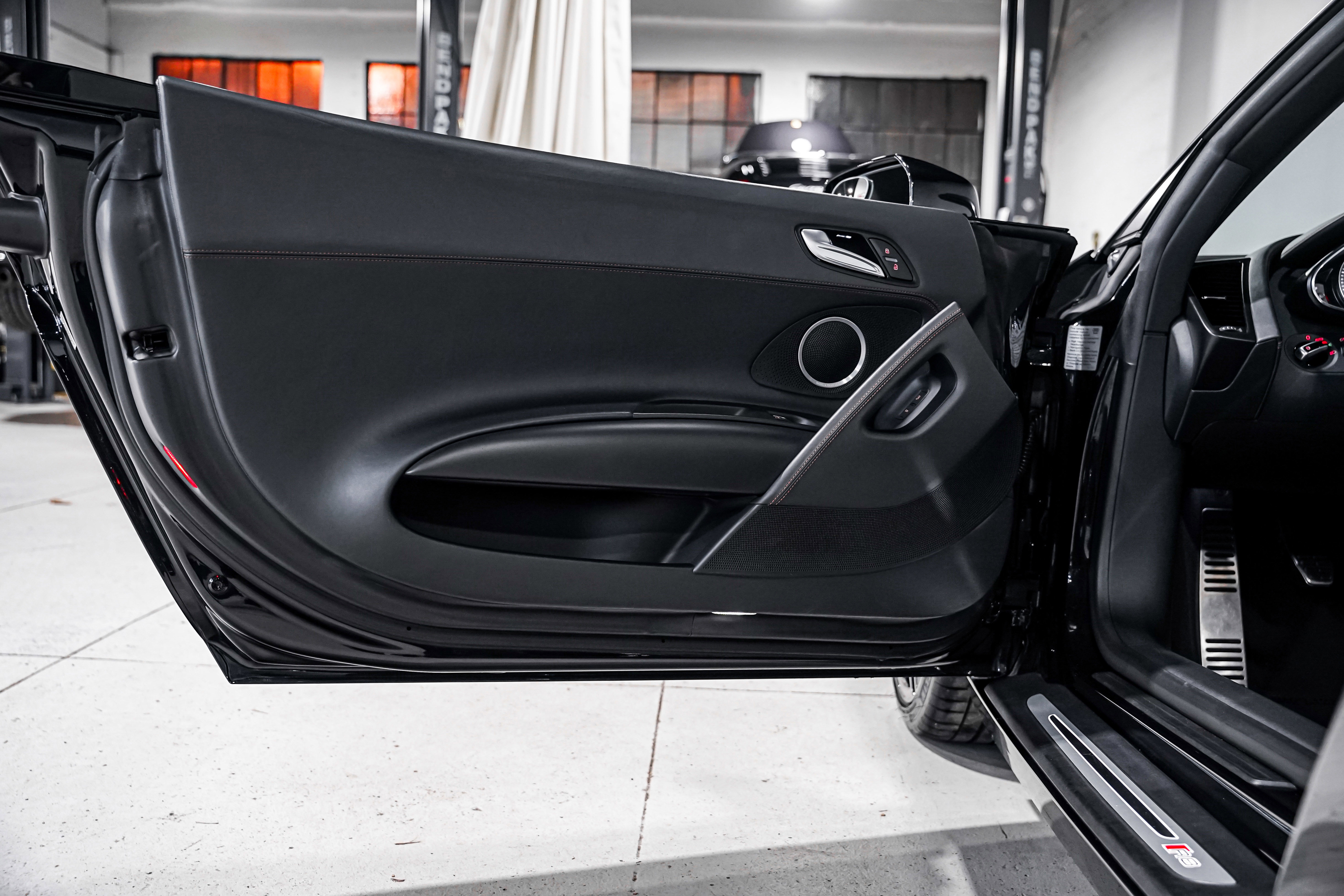 Used 2014 Audi R8 V8 w/ Full Leather Package image 22