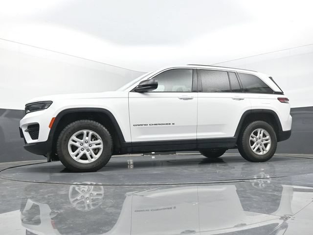 Used 2024 Jeep Grand Cherokee Laredo AWD/4WD image 38