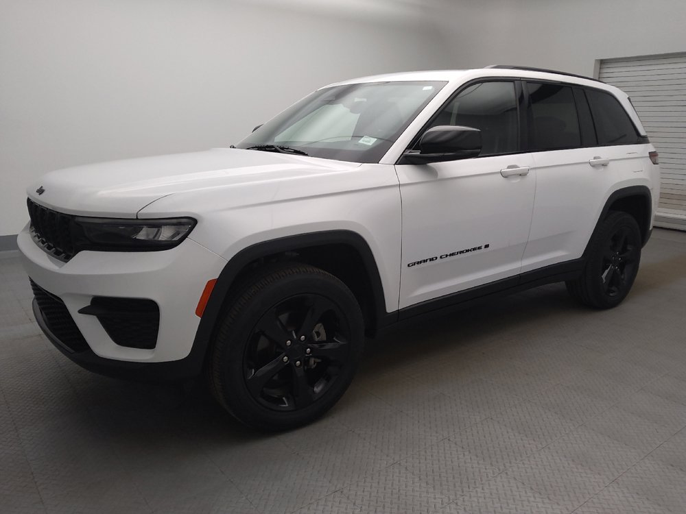 Used 2023 Jeep Grand Cherokee Altitude RWD image 2