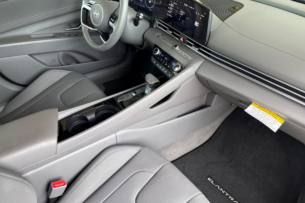Used 2025 Hyundai Elantra SEL image 13