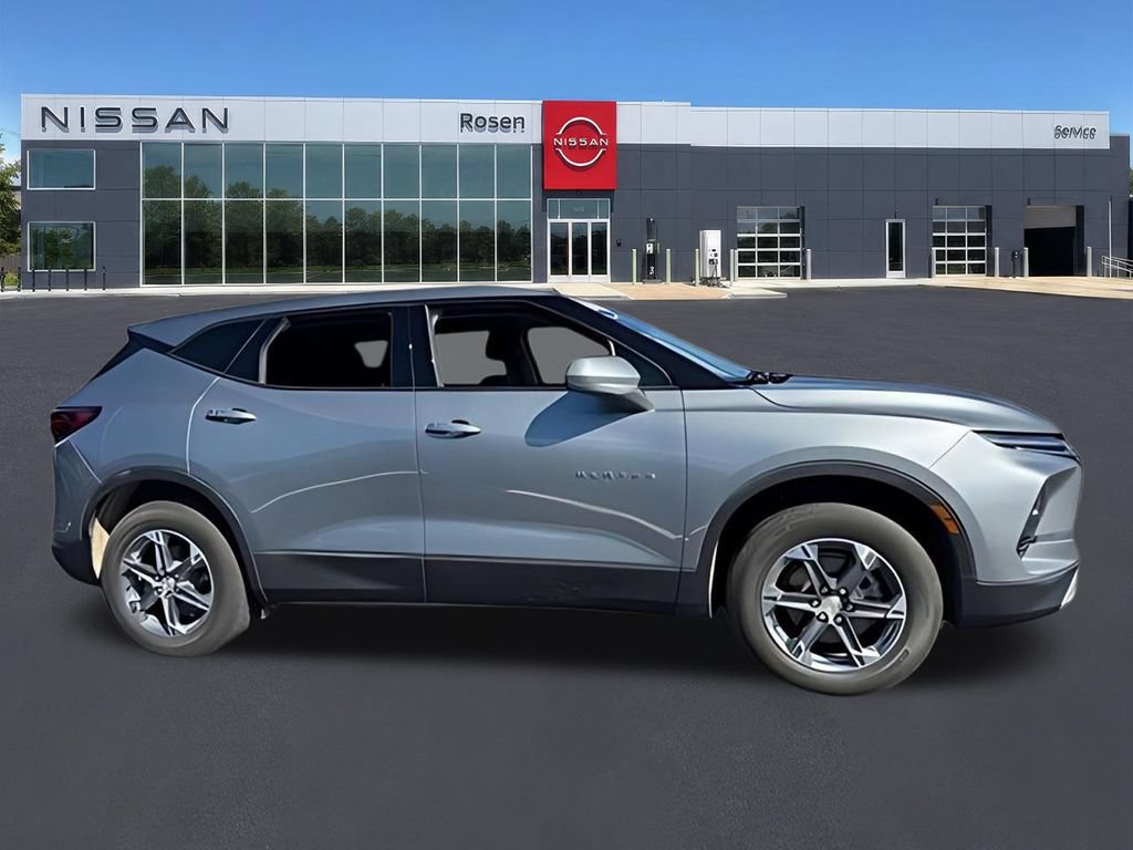 Used 2025 Chevrolet Blazer LT AWD/4WD image 2