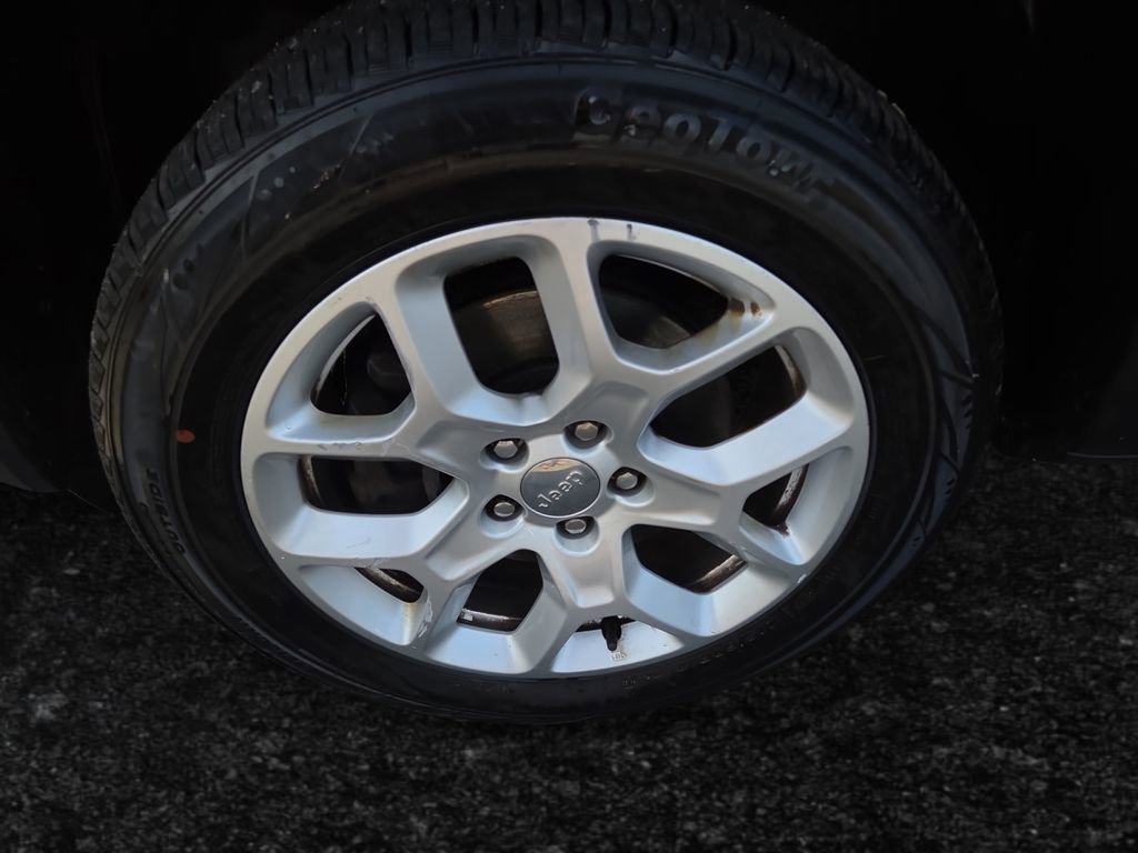 Used 2018 Jeep Renegade Latitude w/ Cold Weather Group image 20