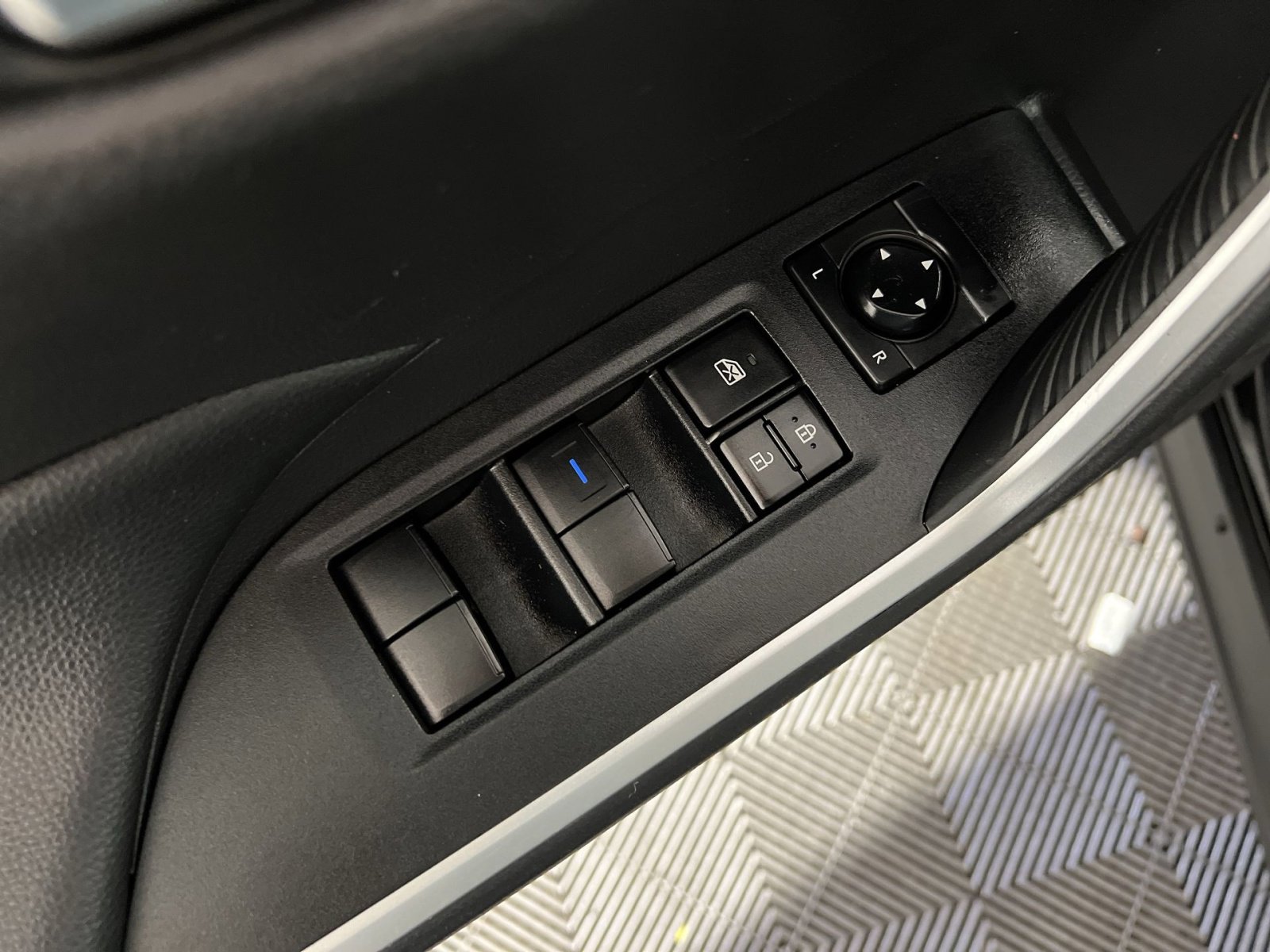 Used 2020 Toyota RAV4 XLE w/ Convenience Package image 15