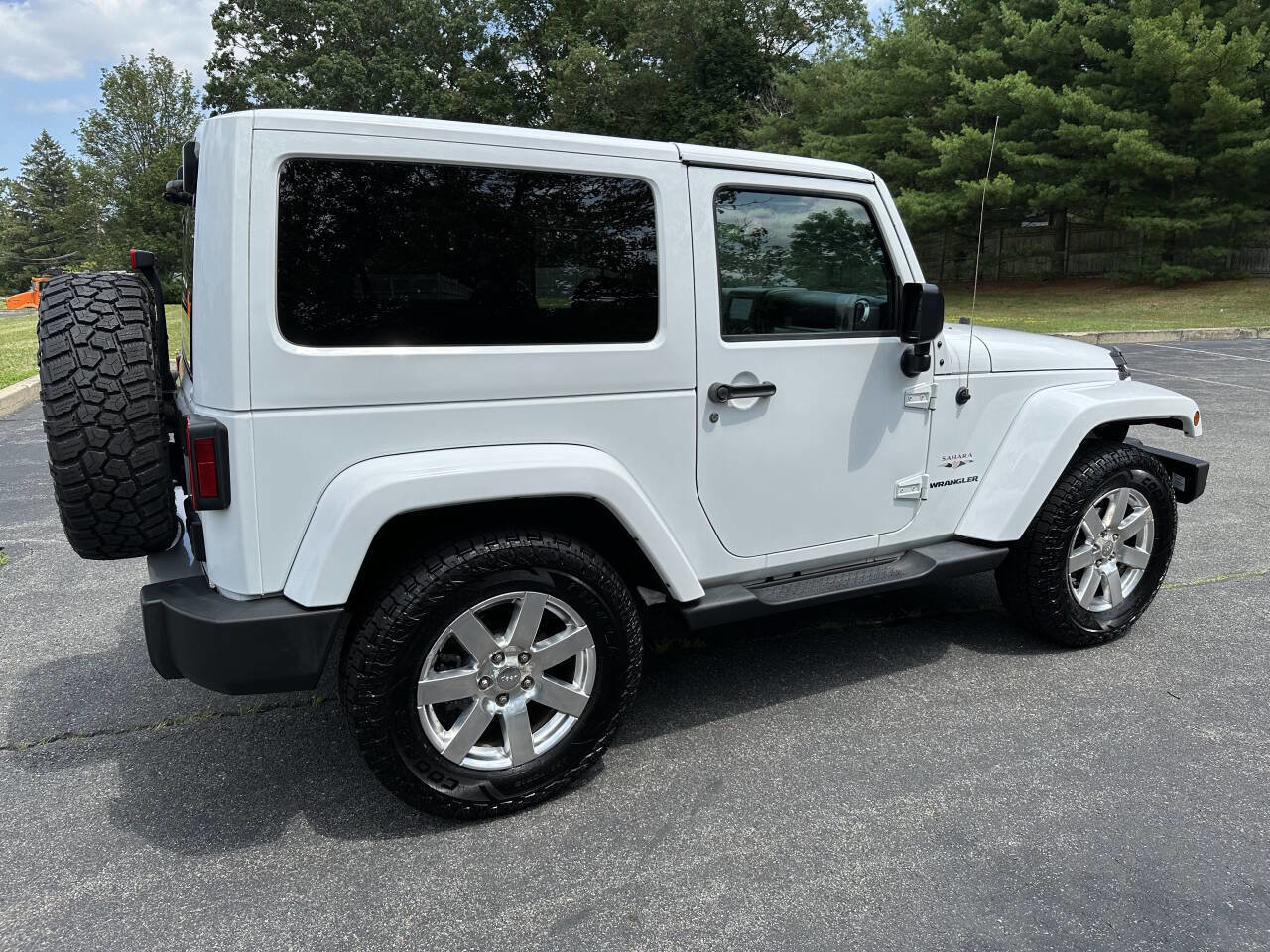 Used 2016 Jeep Wrangler Sahara w/ Connectivity Group image 14