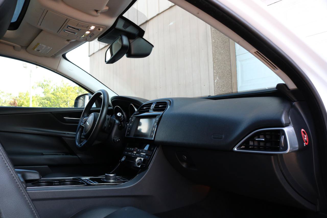 Used 2017 Jaguar XE Premium AWD/4WD image 39