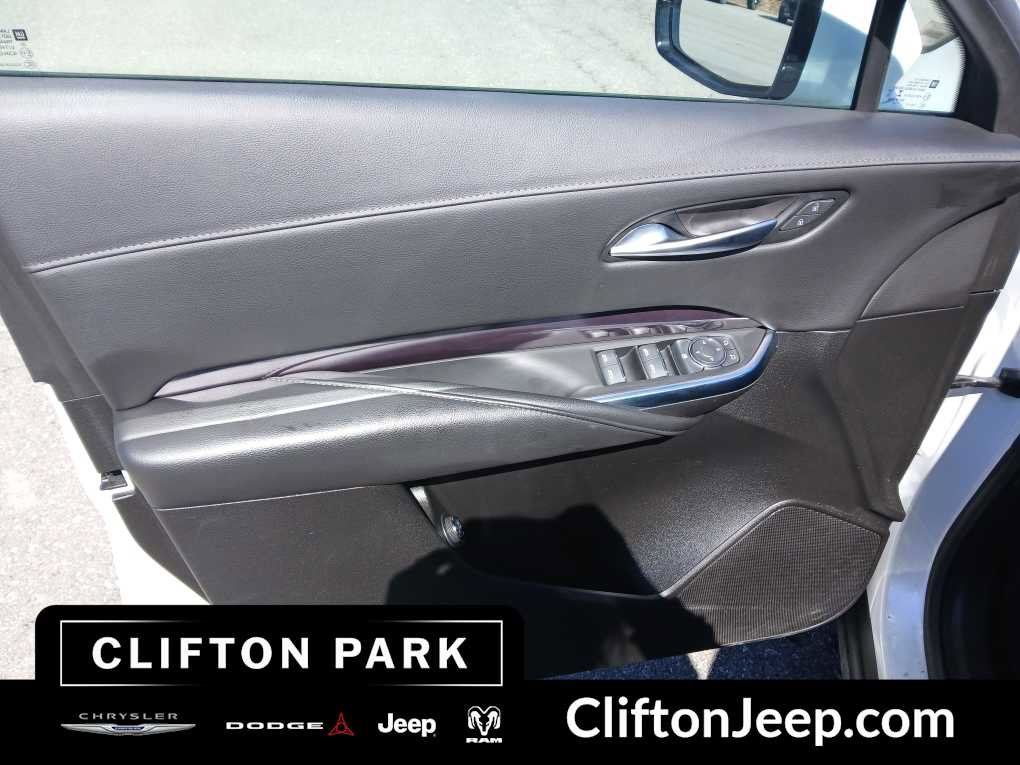 Used 2022 Cadillac XT4 Luxury w/ Cold Weather Package image 9