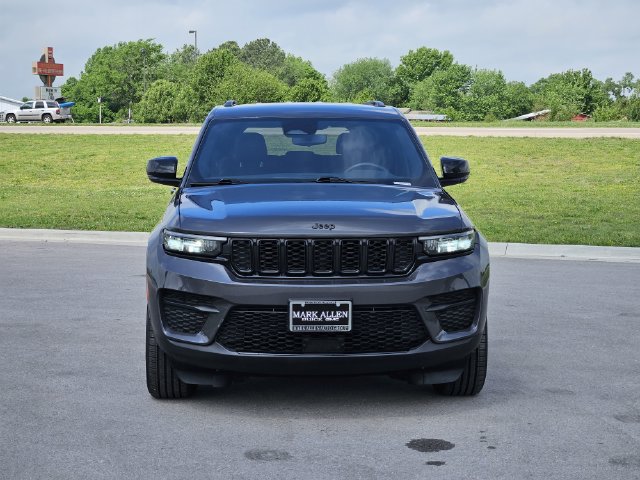 Used 2024 Jeep Grand Cherokee Altitude AWD/4WD image 2