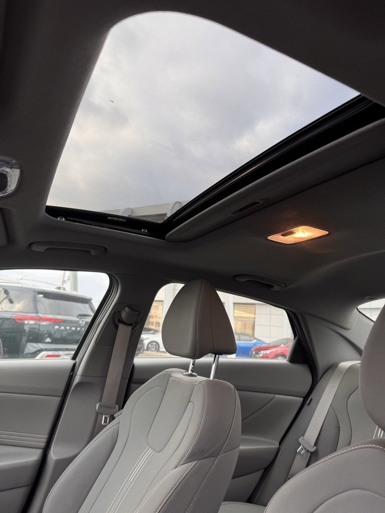 Used 2024 Hyundai Elantra SEL w/ Convenience Package image 17