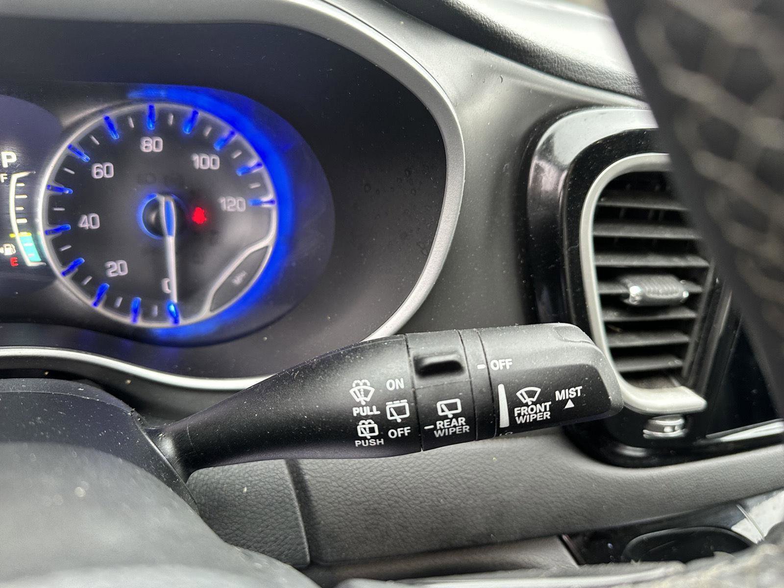 Used 2025 Chrysler Pacifica Select image 25