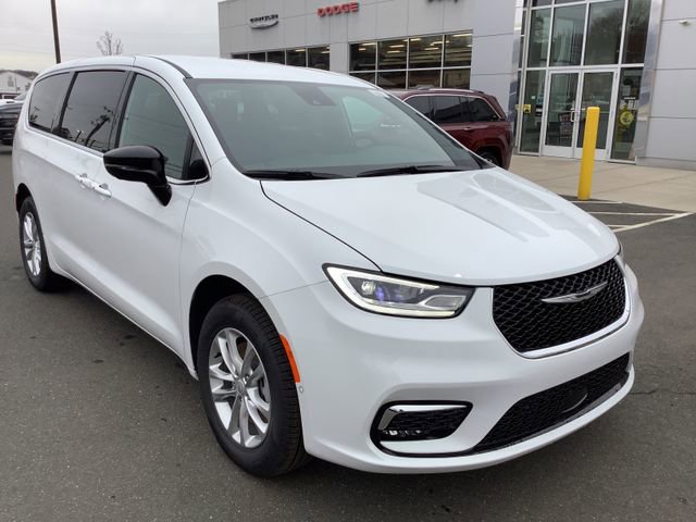 New 2026 Chrysler Pacifica Select image 2