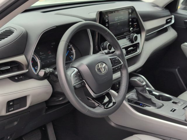 Used 2020 Toyota Highlander XLE AWD/4WD image 12