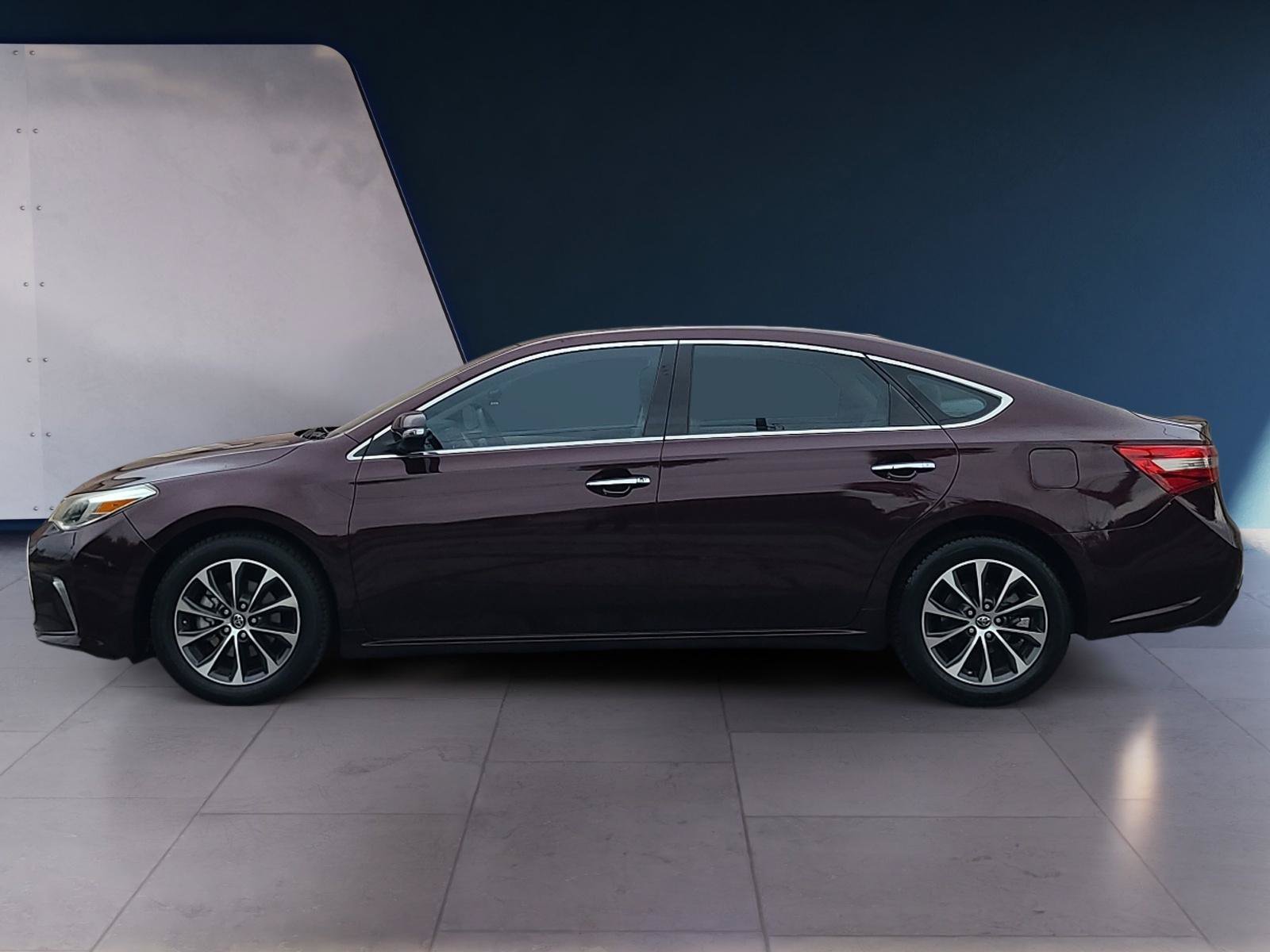 Used 2018 Toyota Avalon XLE Premium FWD image 2