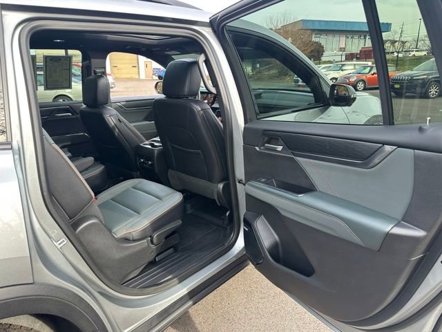 Used 2024 GMC Acadia AT4 w/ Luxury Package image 32