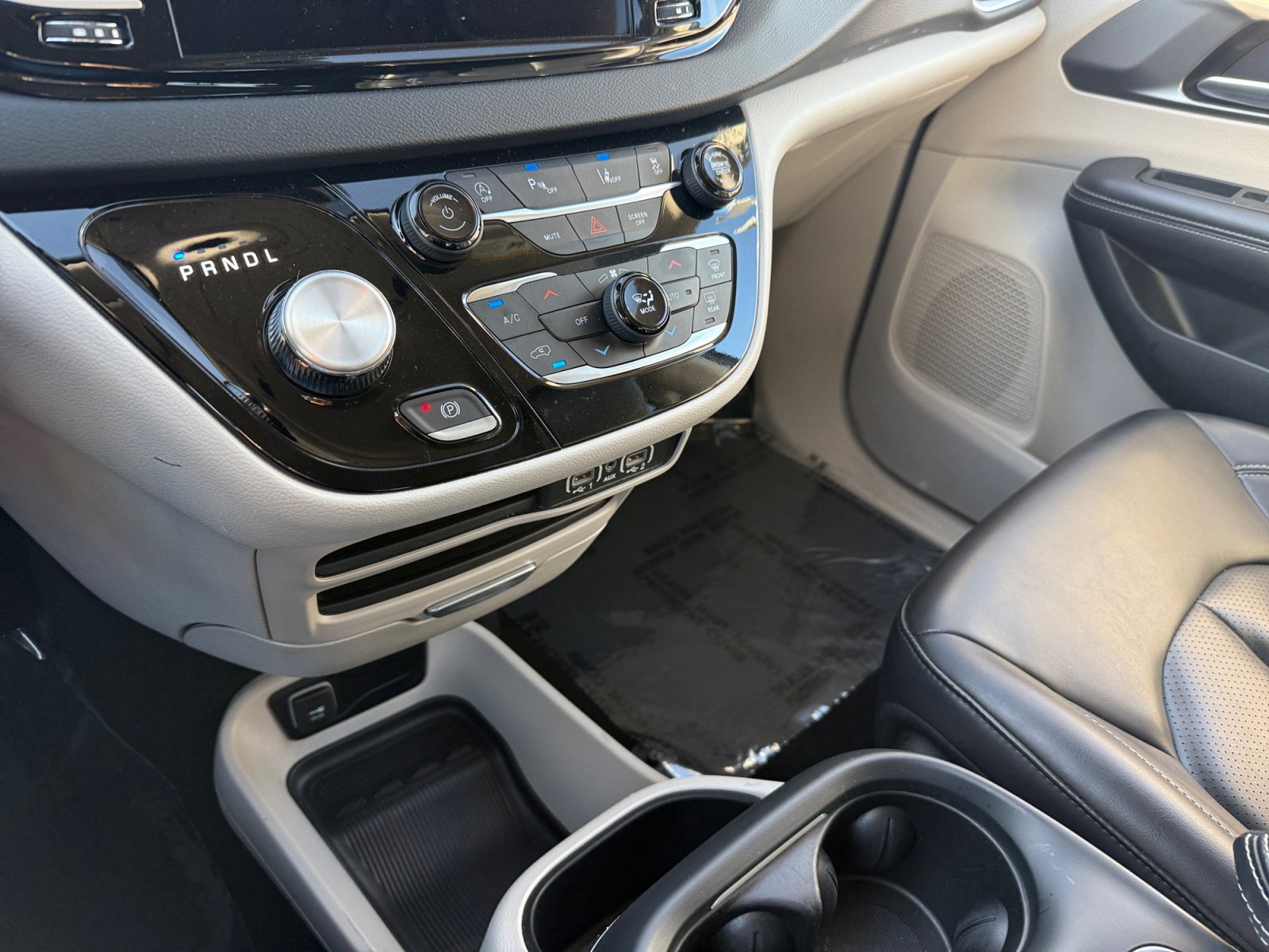Used 2023 Chrysler Pacifica Touring-L image 13