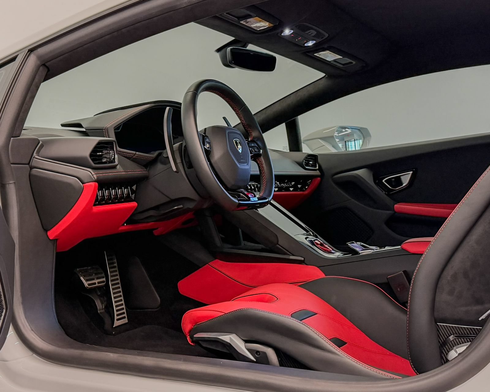 Used 2022 Lamborghini Huracan EVO RWD image 15