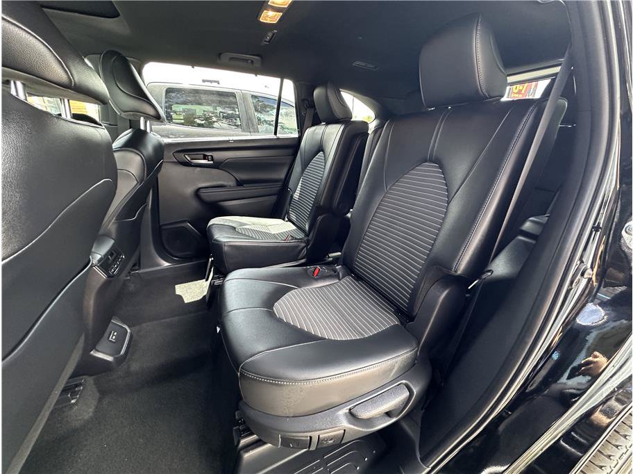 Used 2025 Toyota Highlander XSE AWD/4WD image 16