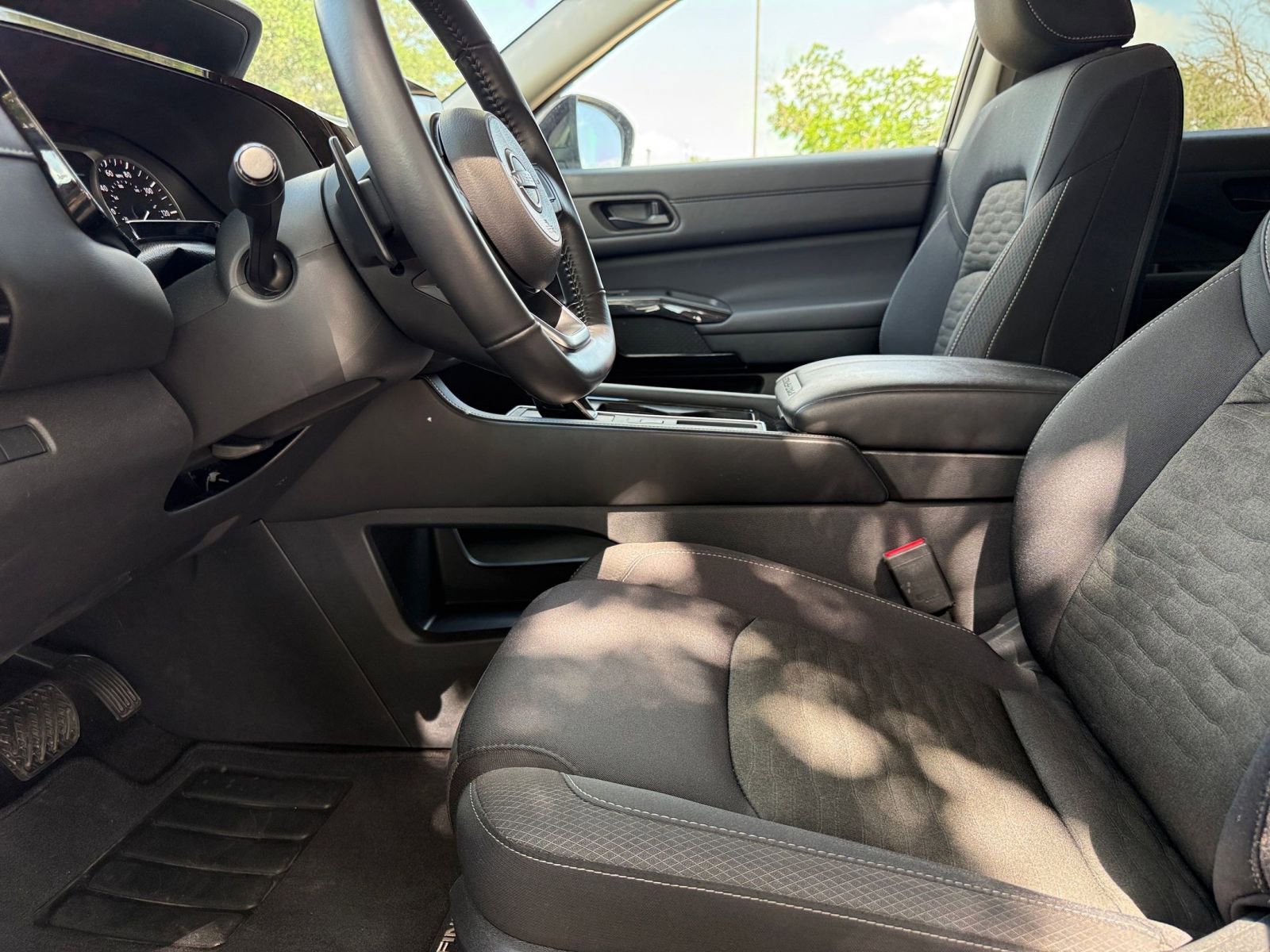 Used 2025 Nissan Pathfinder SV FWD image 28
