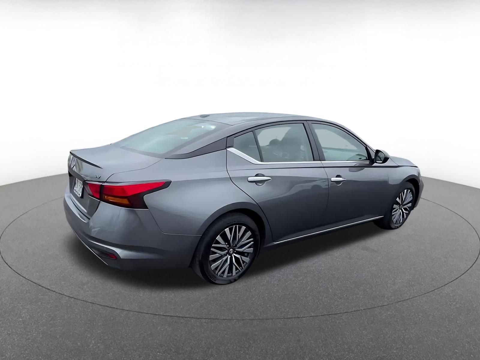 Used 2024 Nissan Altima 2.5 SV FWD image 14