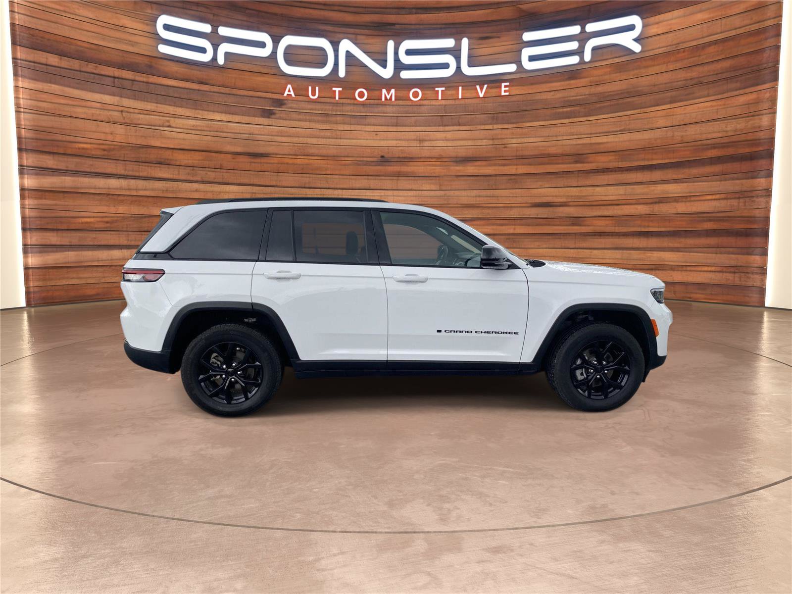 Used 2025 Jeep Grand Cherokee Altitude AWD/4WD image 8