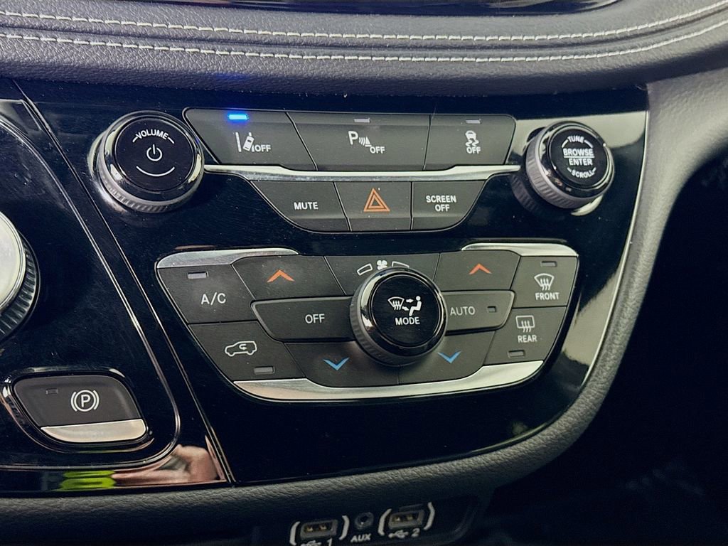 Used 2023 Chrysler Pacifica Touring-L w/ S Appearance Package image 8