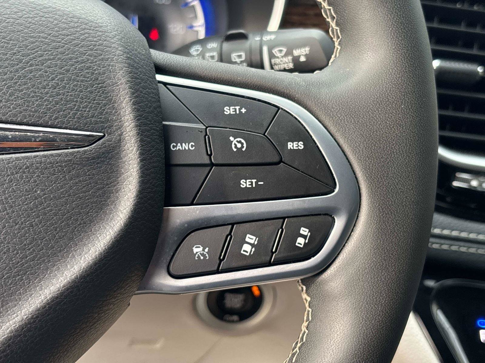 Used 2024 Chrysler Pacifica Limited image 27