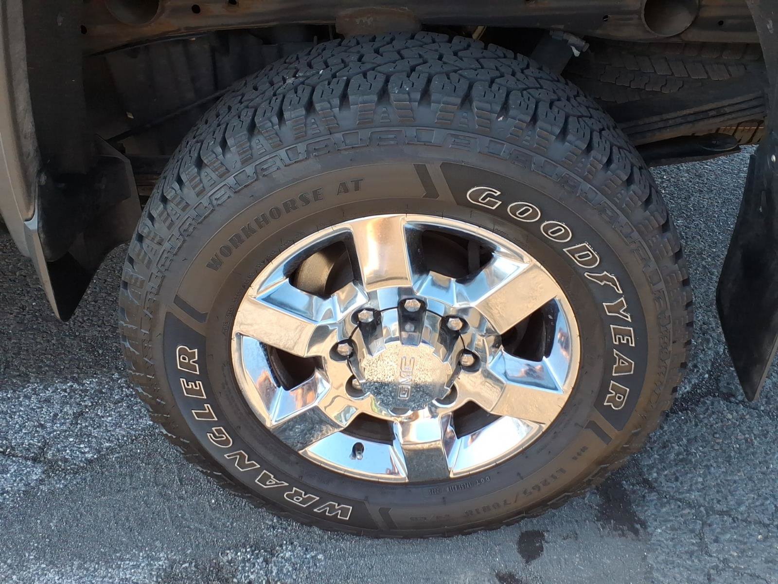 Used 2019 GMC Sierra 2500 SLT w/ Duramax Plus Package AWD/4WD image 10