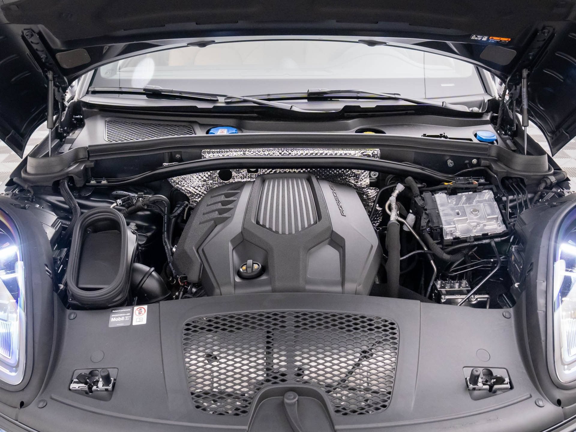 Certified 2026 Porsche Macan AWD/4WD image 29