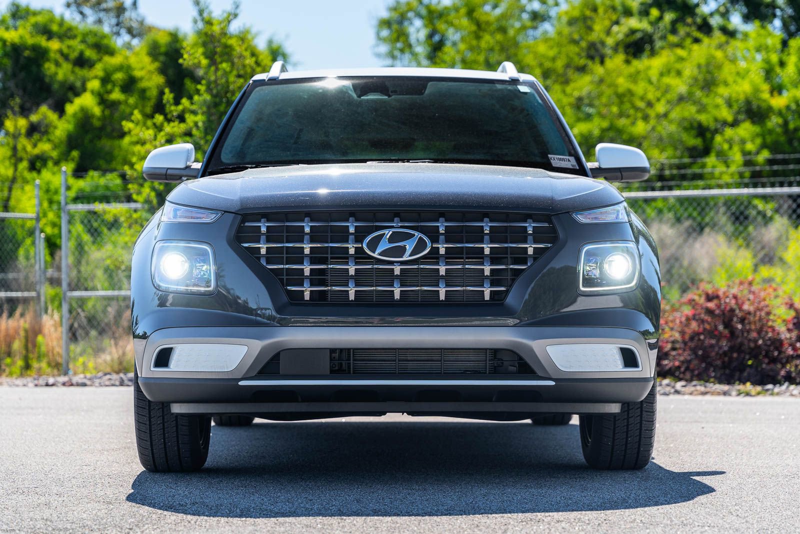 Used 2025 Hyundai Venue Limited FWD image 2