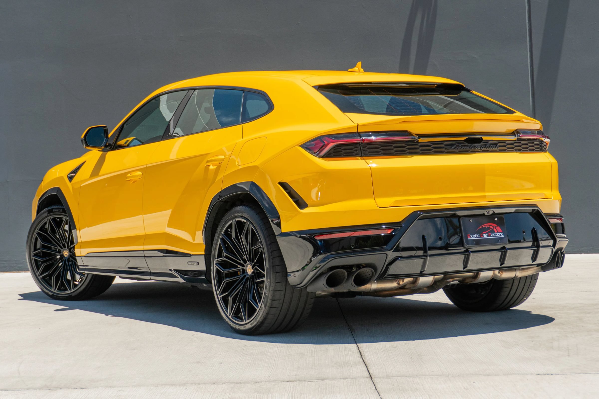 Used 2025 Lamborghini Urus SE AWD/4WD image 2