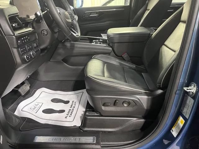 Used 2025 Chevrolet Tahoe Premier w/ Sun And Tow Package AWD/4WD image 4