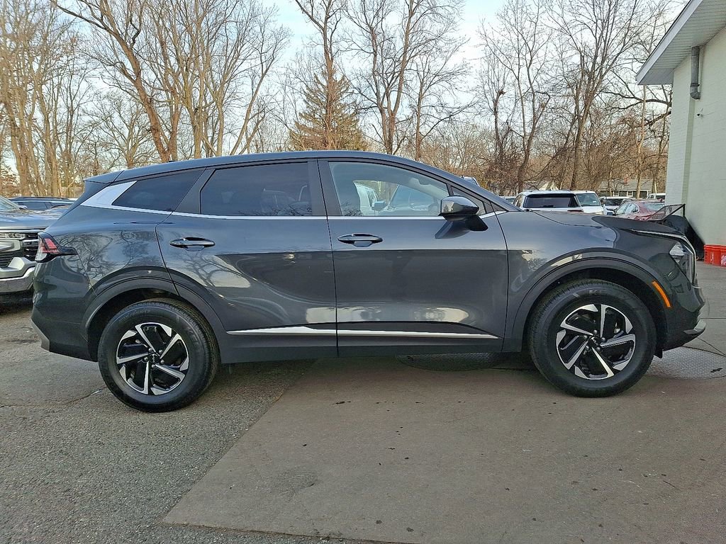 Used 2023 Kia Sportage LX image 9