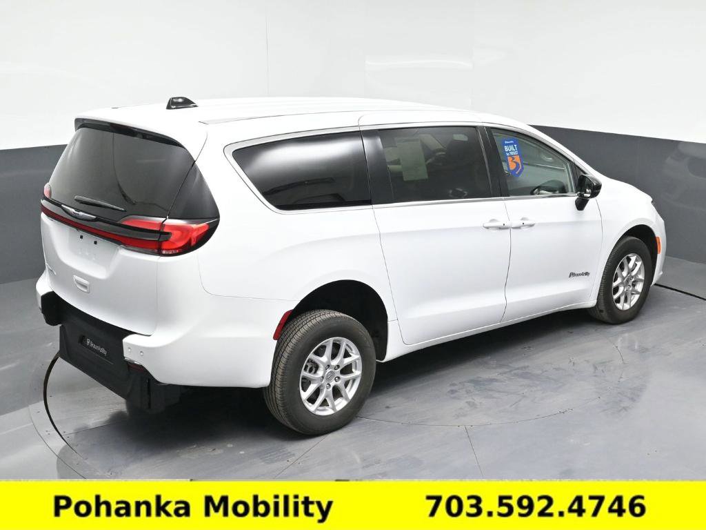 Used 2024 Chrysler Pacifica Touring-L image 20