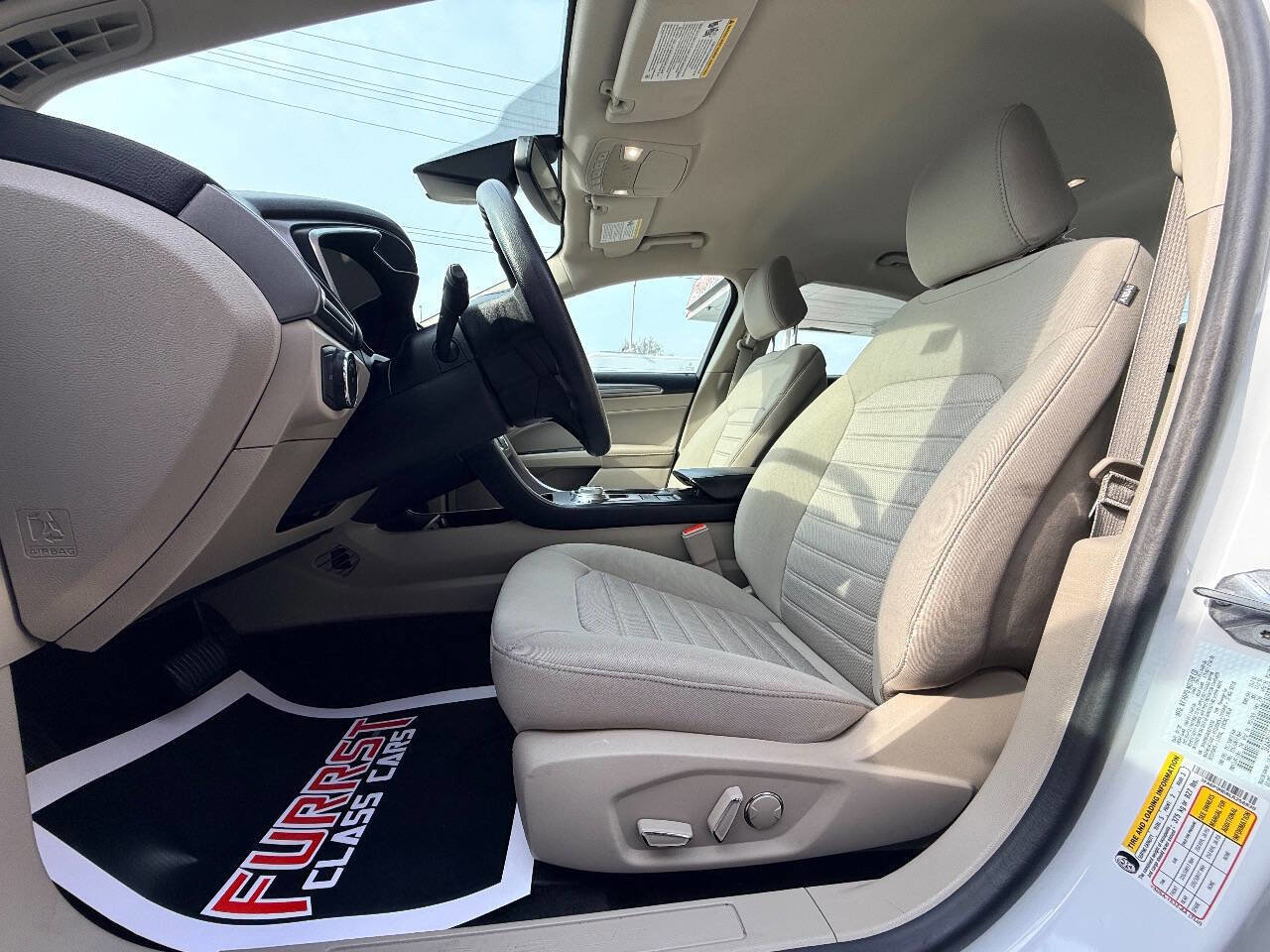 Used 2020 Ford Fusion SE image 18