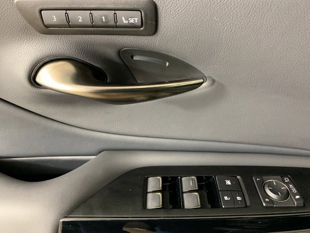 Used 2025 Lexus ES 300h w/ Luxury Package image 17