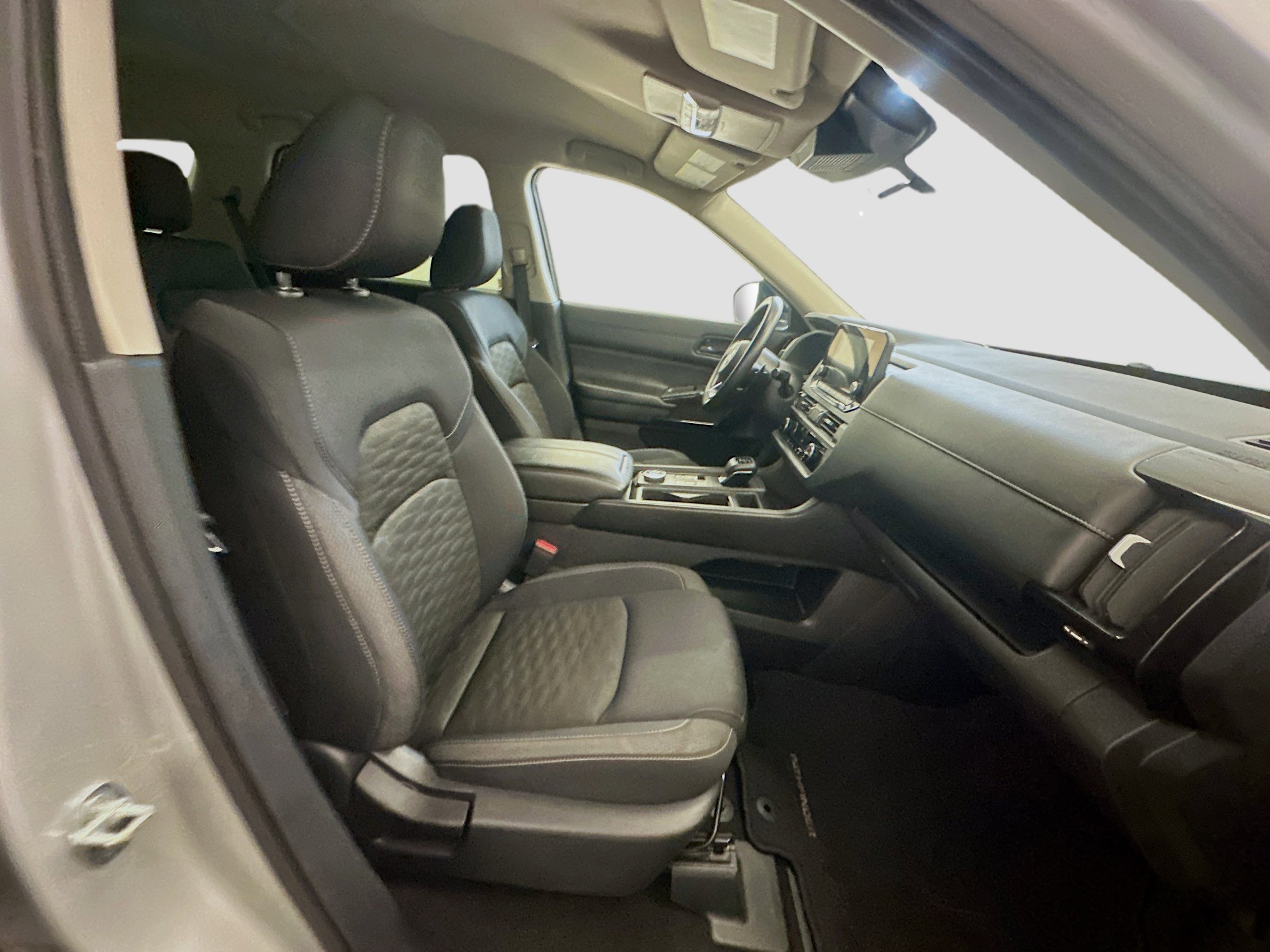 Used 2024 Nissan Pathfinder S image 32