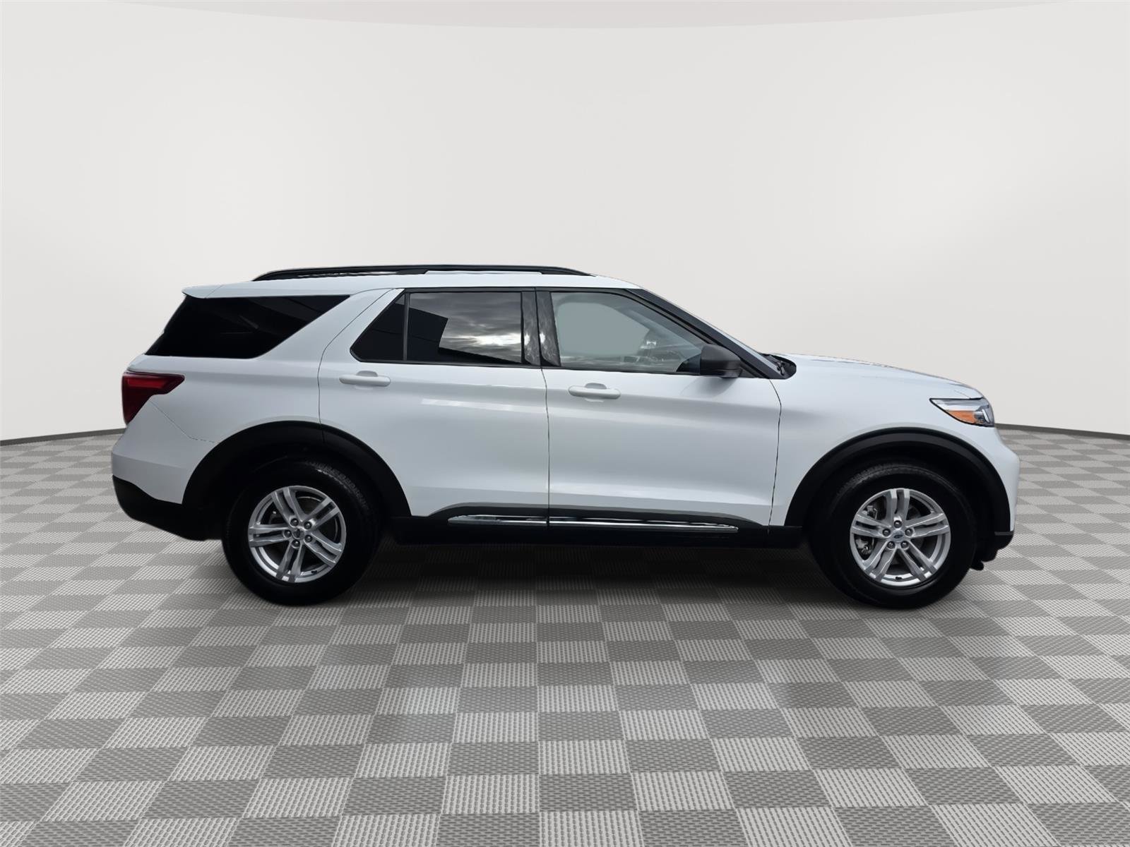 Used 2023 Ford Explorer XLT w/ Equipment Group 202A image 4