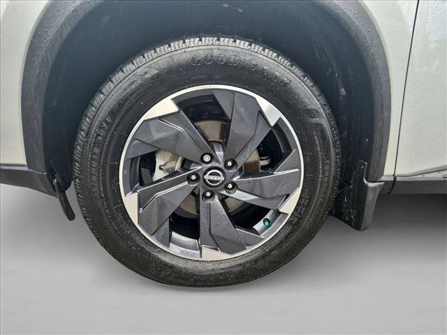 Certified 2024 Nissan Rogue SV FWD image 23