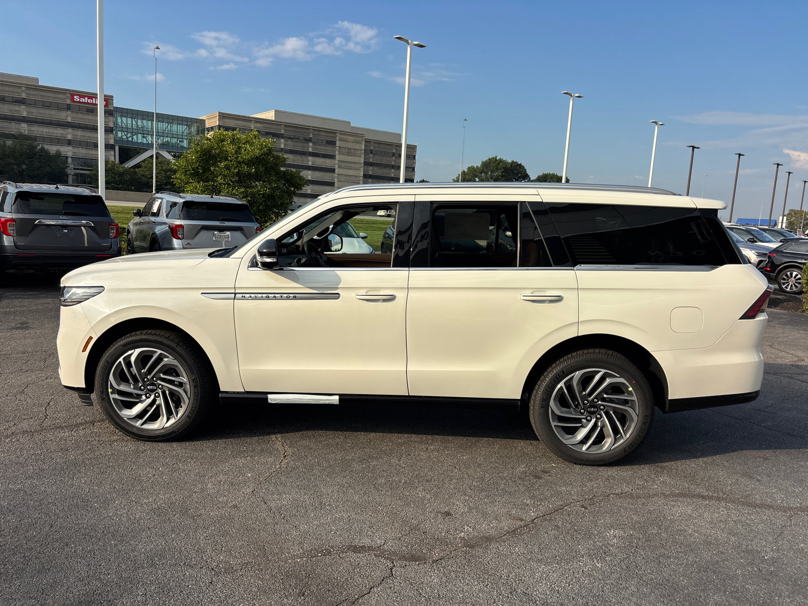 New 2027 Lincoln Navigator Reserve AWD/4WD image 4